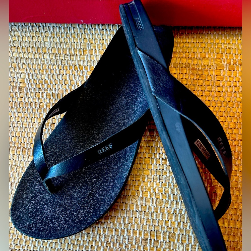 REEF s10/11 sandals-gently loved-minimalist-arch support-avail in sz10 or 11